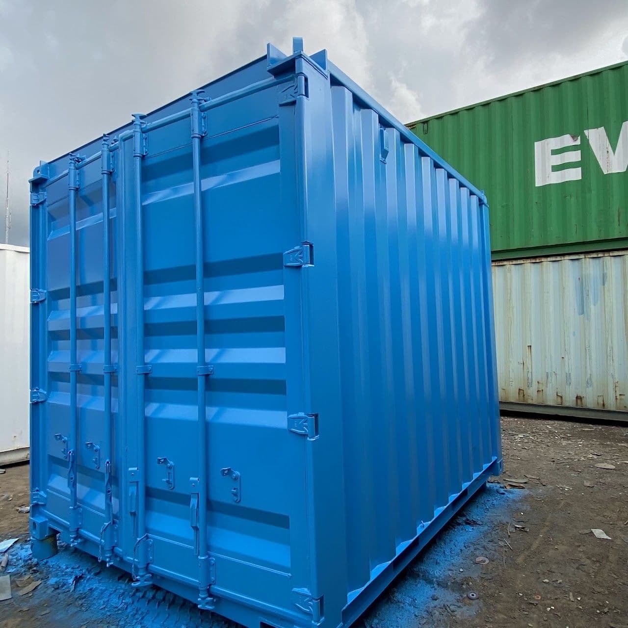 Container biru dengan pintu samping