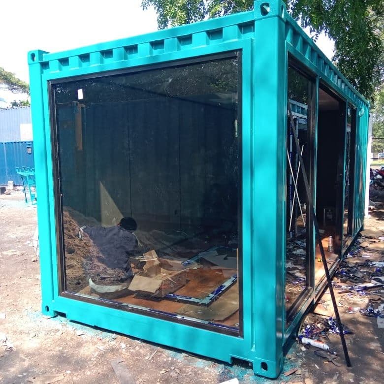 Container 20 ft tosca dengan sisi depan kaca