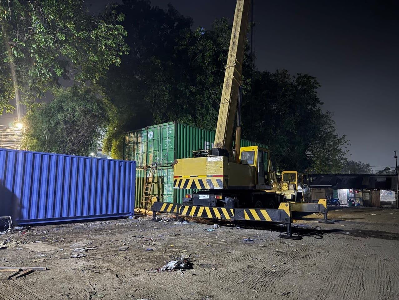 Crane memasang container pada malam hari