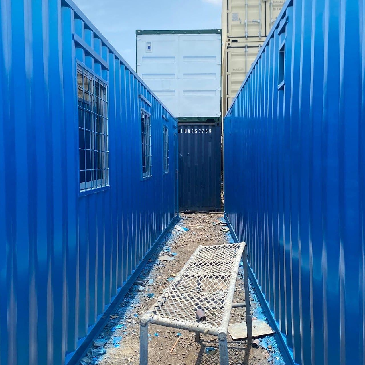 Container 40 ft biru dengan jendela