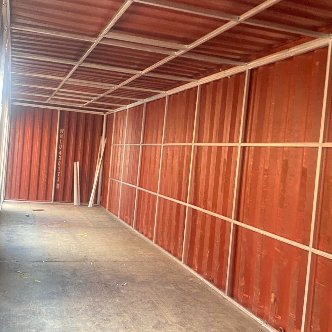 Interior container 40 ft dengan rangka dinding