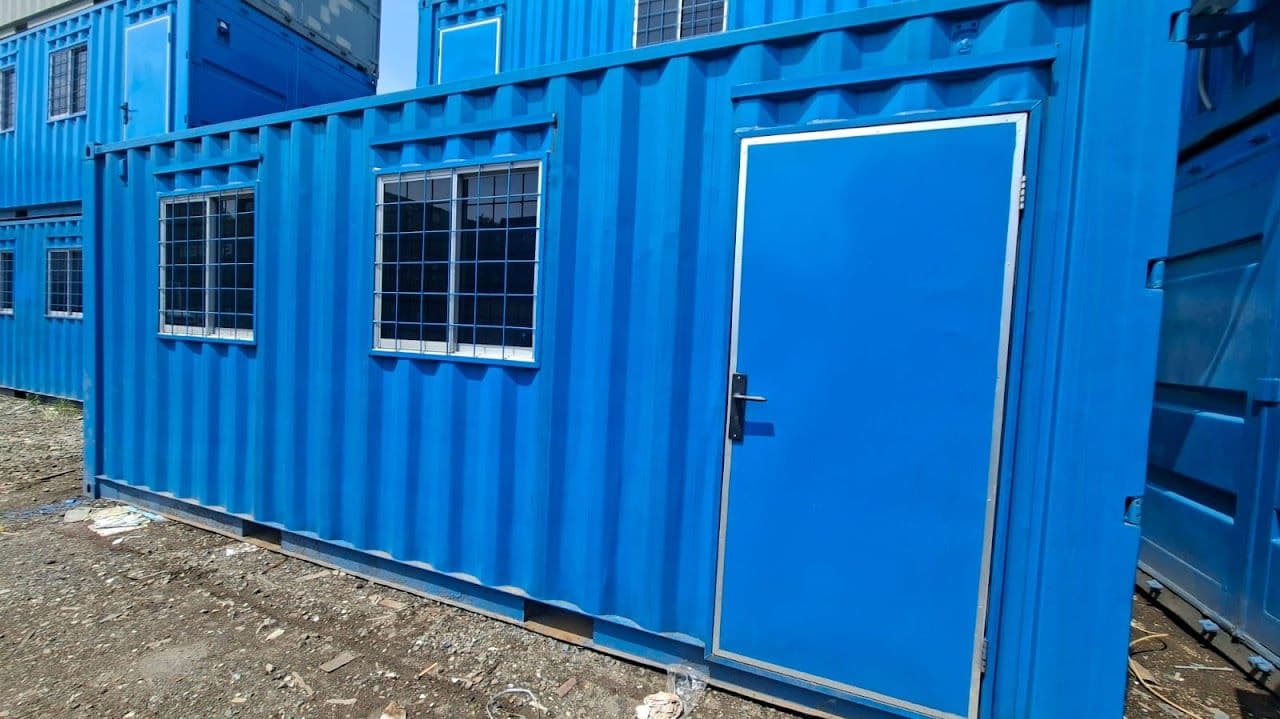 Container office biru dengan jendela dan pintu