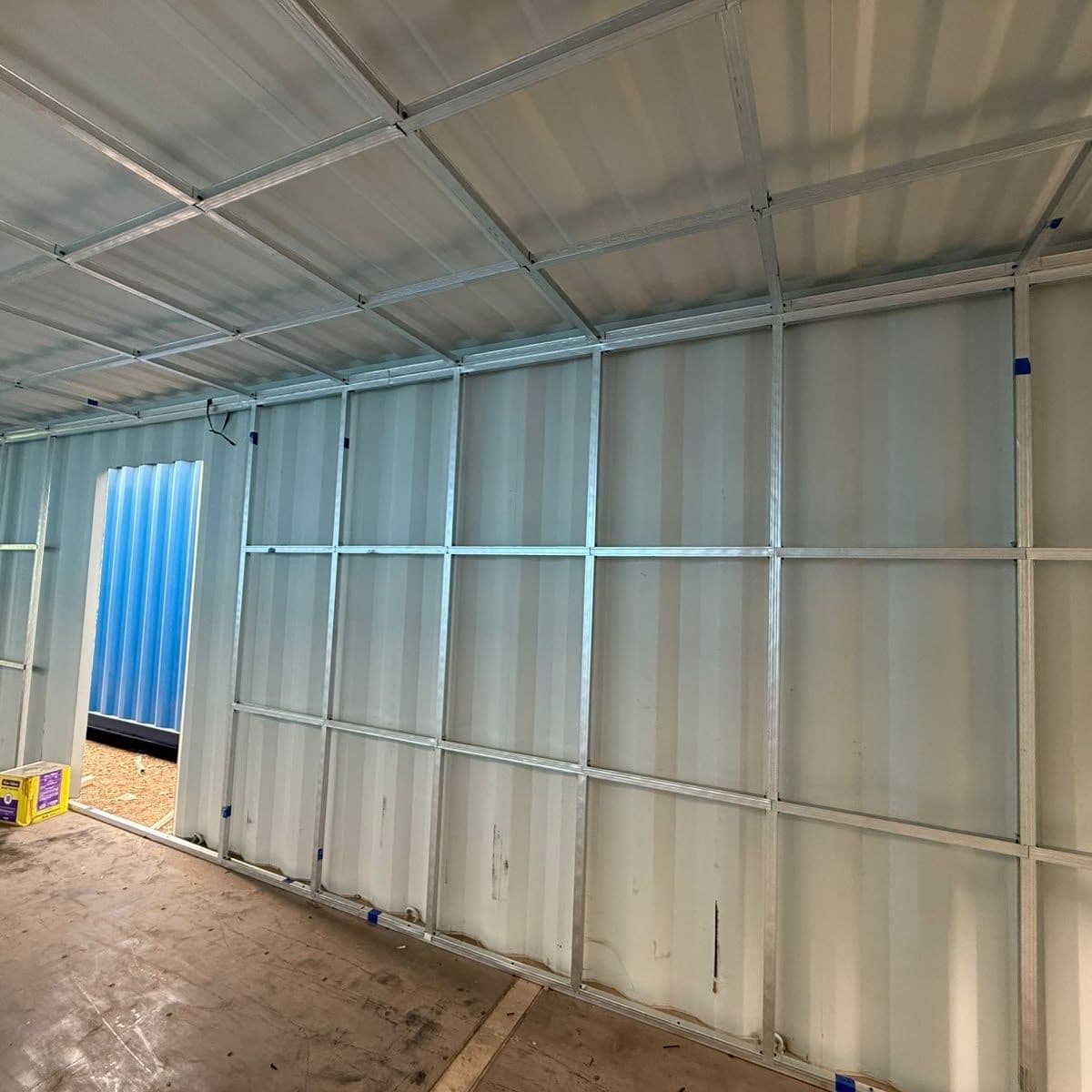 Rangka dinding di dalam container office