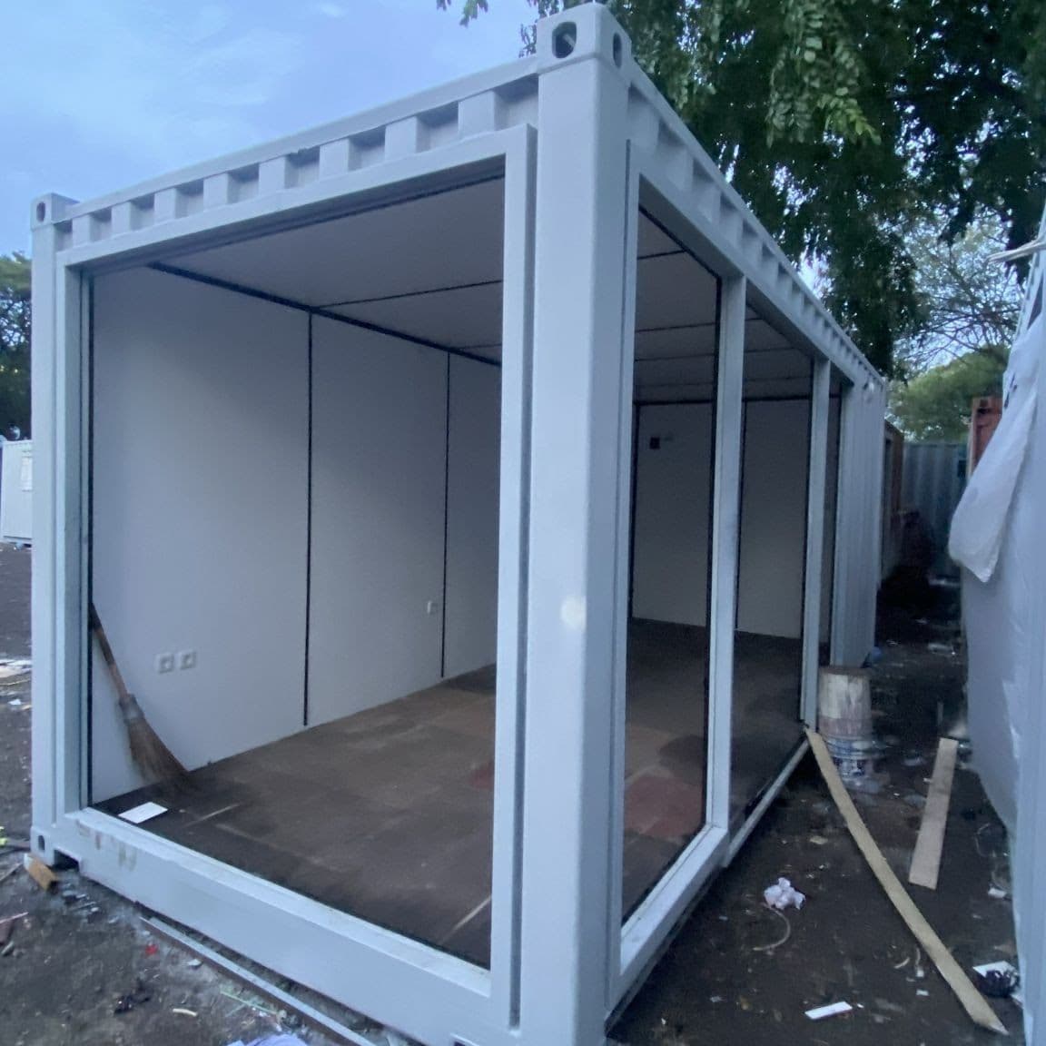 Rangka container dengan bukaan kaca lebar