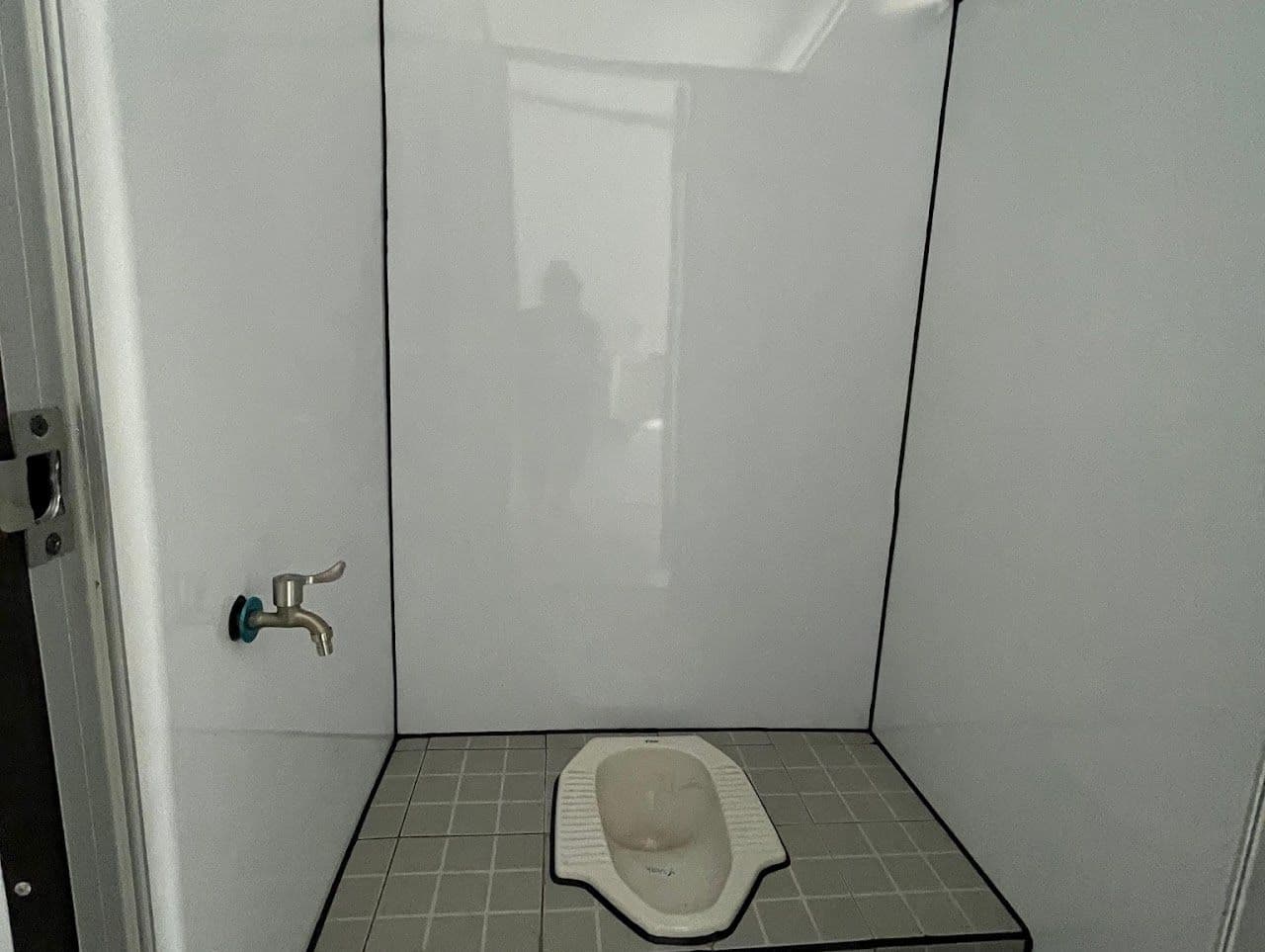 Toilet jongkok di dalam container